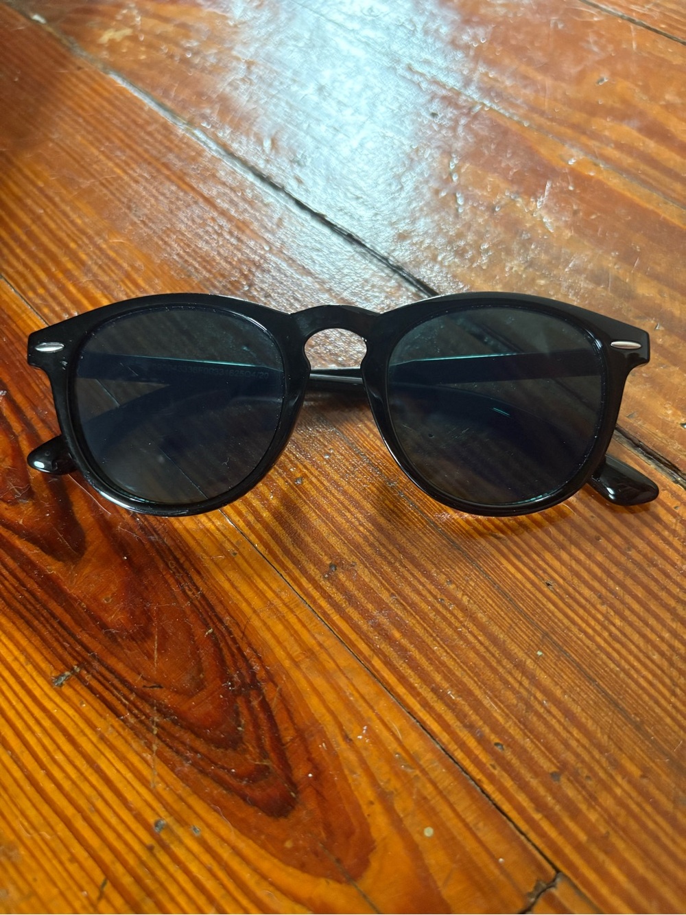 Classic Women’s Black Round Sunglasses